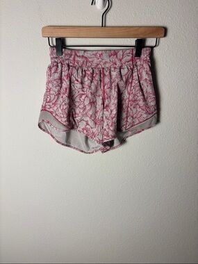 Lululemon Hotty Hot Short II *Long 4"
Floral Bloom White Star Ruby / White
